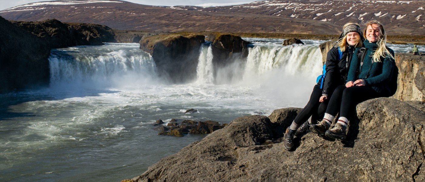 51小黄车Students at Waterfall in Iceland
