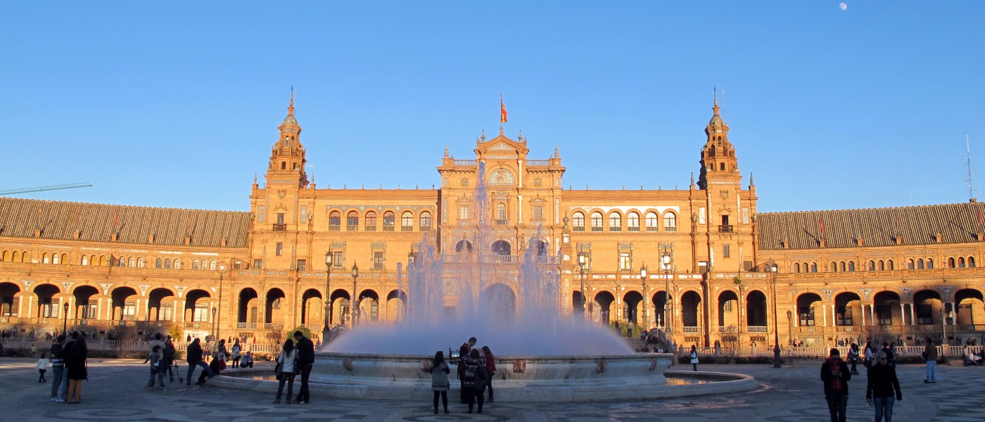 A fountain shoots water into the air in the middle of Plaza day Espana