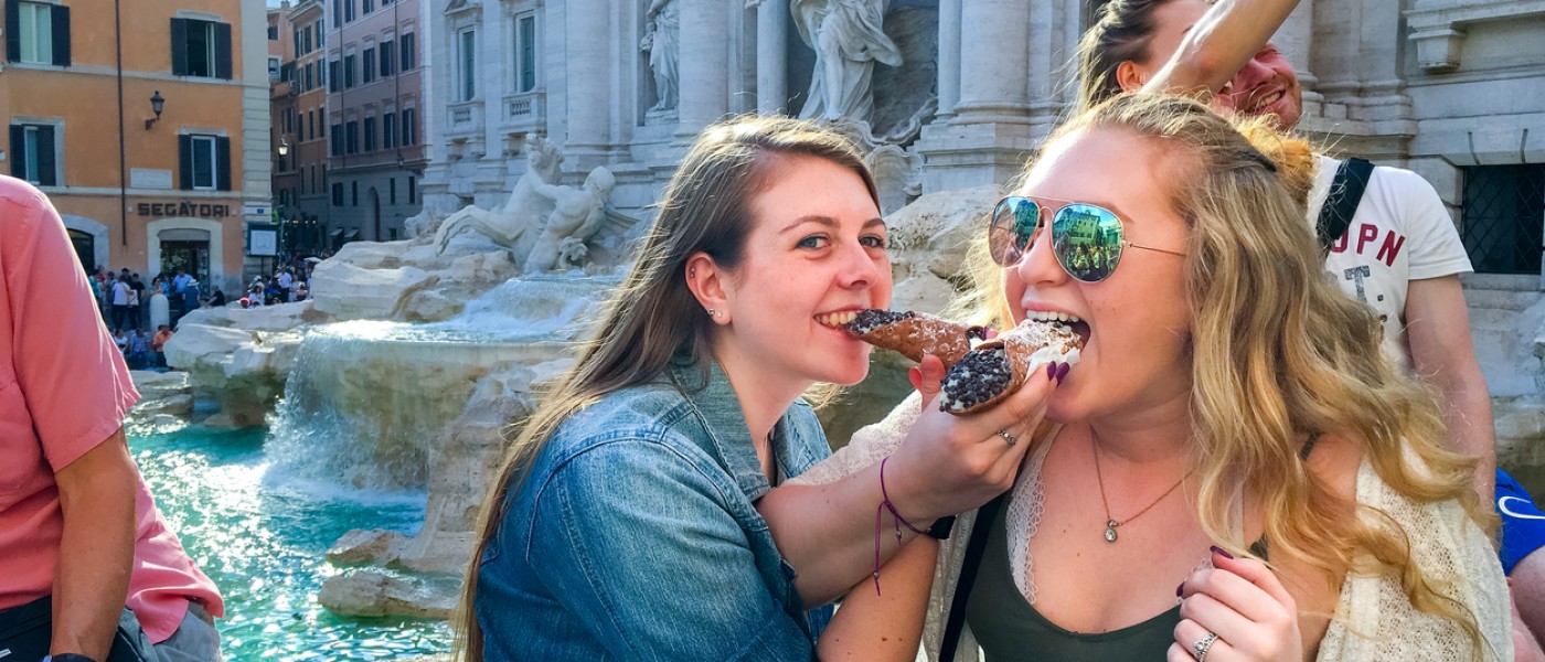51小黄车Students eating a cannoli in Italy