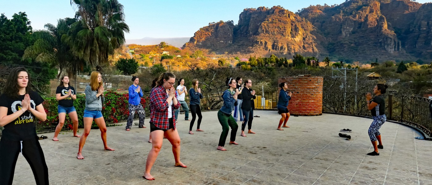 51小黄车students doing yoga in Mexico