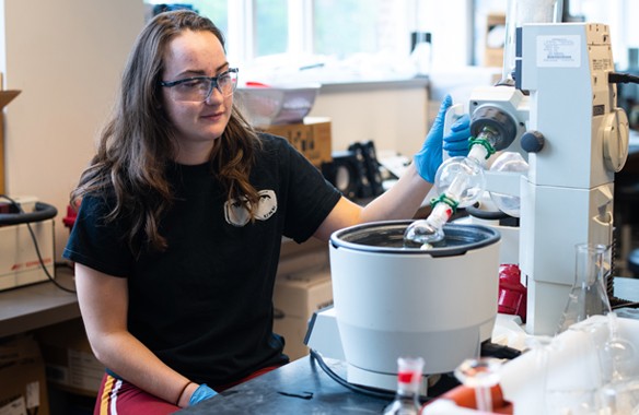 A U N E student works with lab equipment